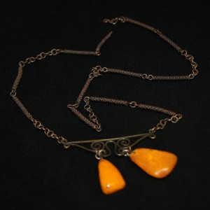 Necklace with natural amber
